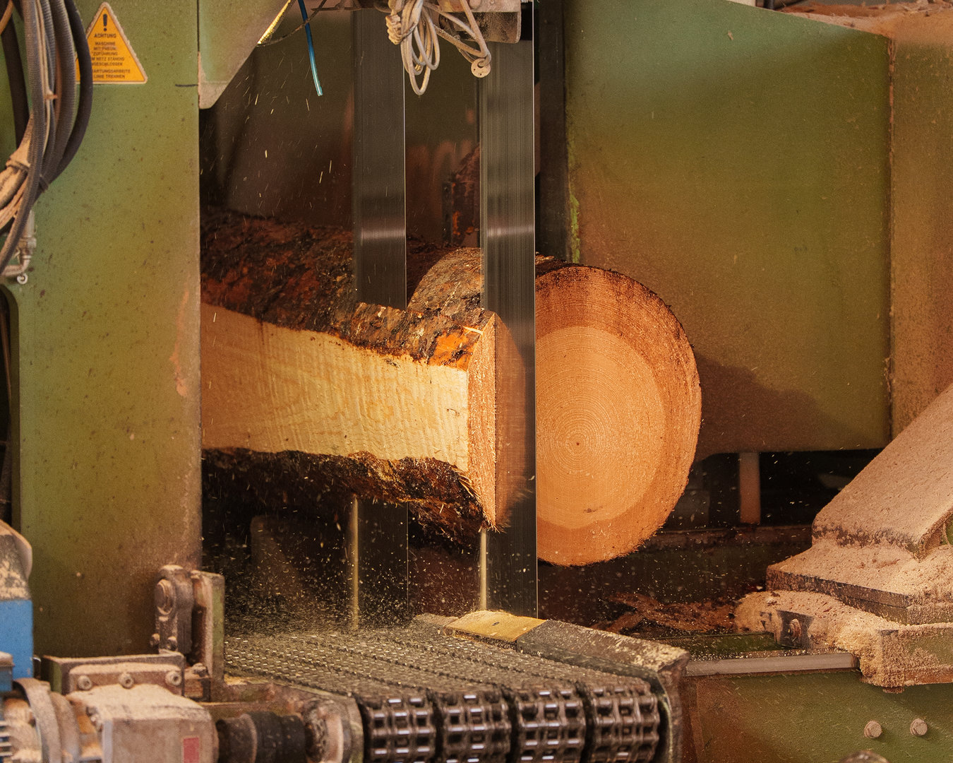 Säge- und Hobelwerk Sägelinie mit doppelter Bandsäge